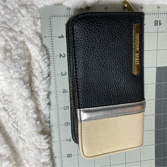 STEVE MADDEN ZIPPERED WALLET - Picture 9 of 10